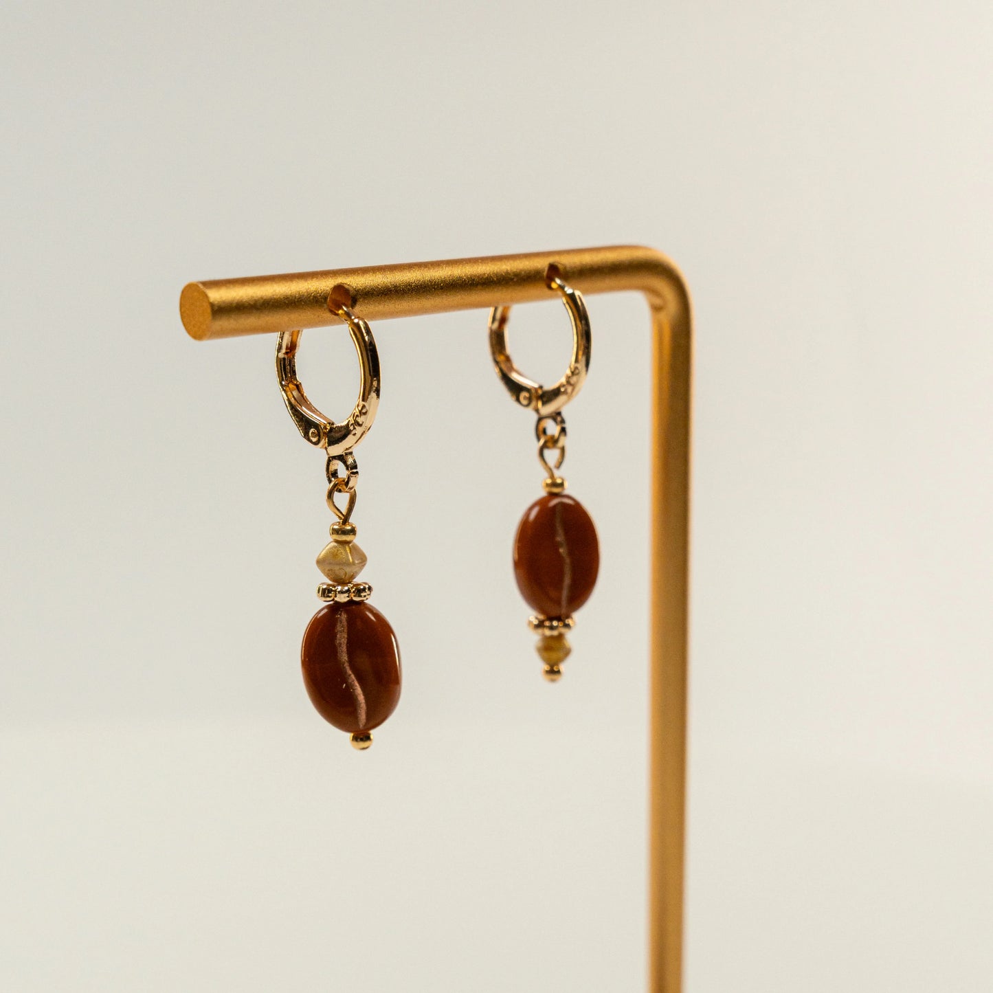 Kraaltjes oorbellen met koffieboonvormige kralen