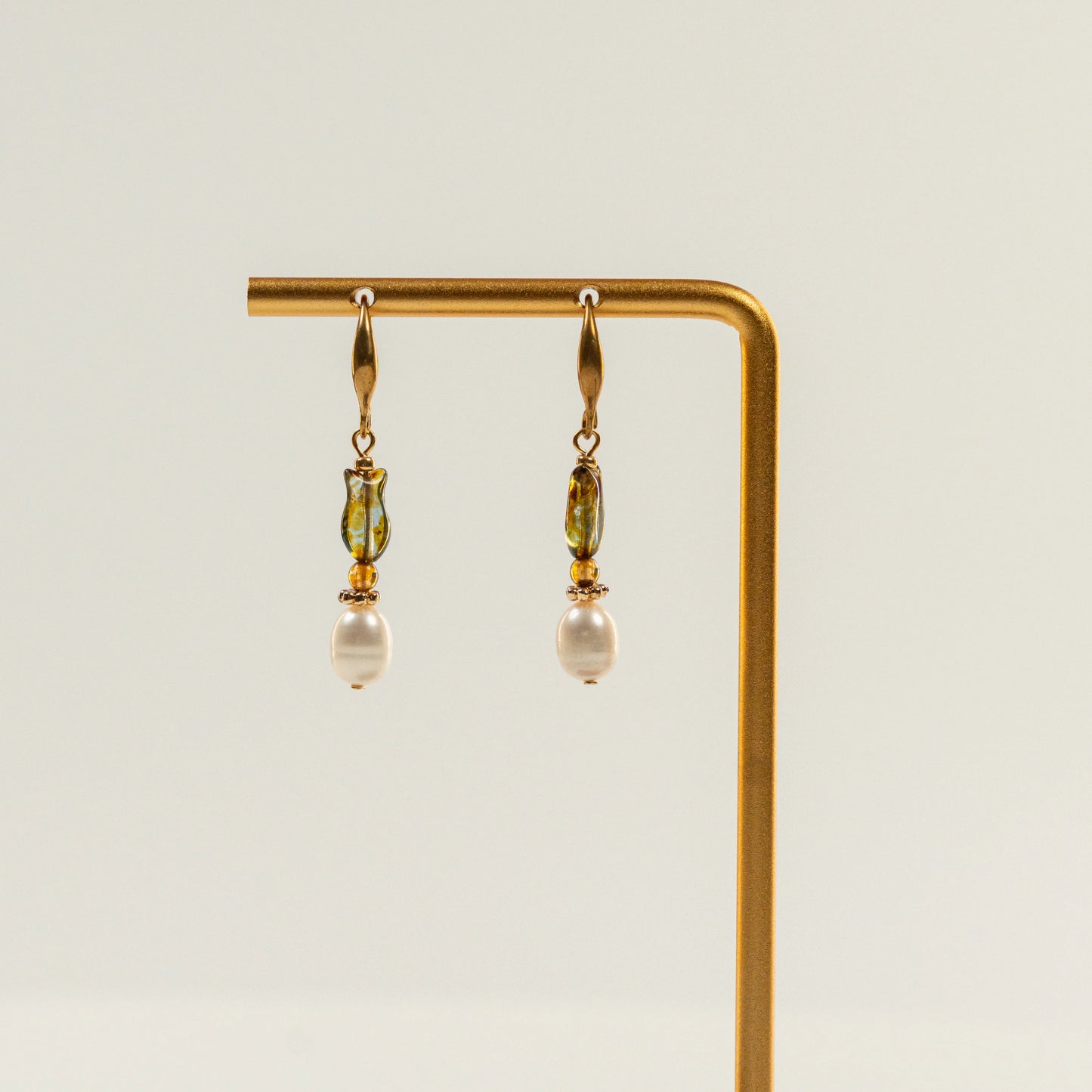 Parel oorbellen met visvormige kraal