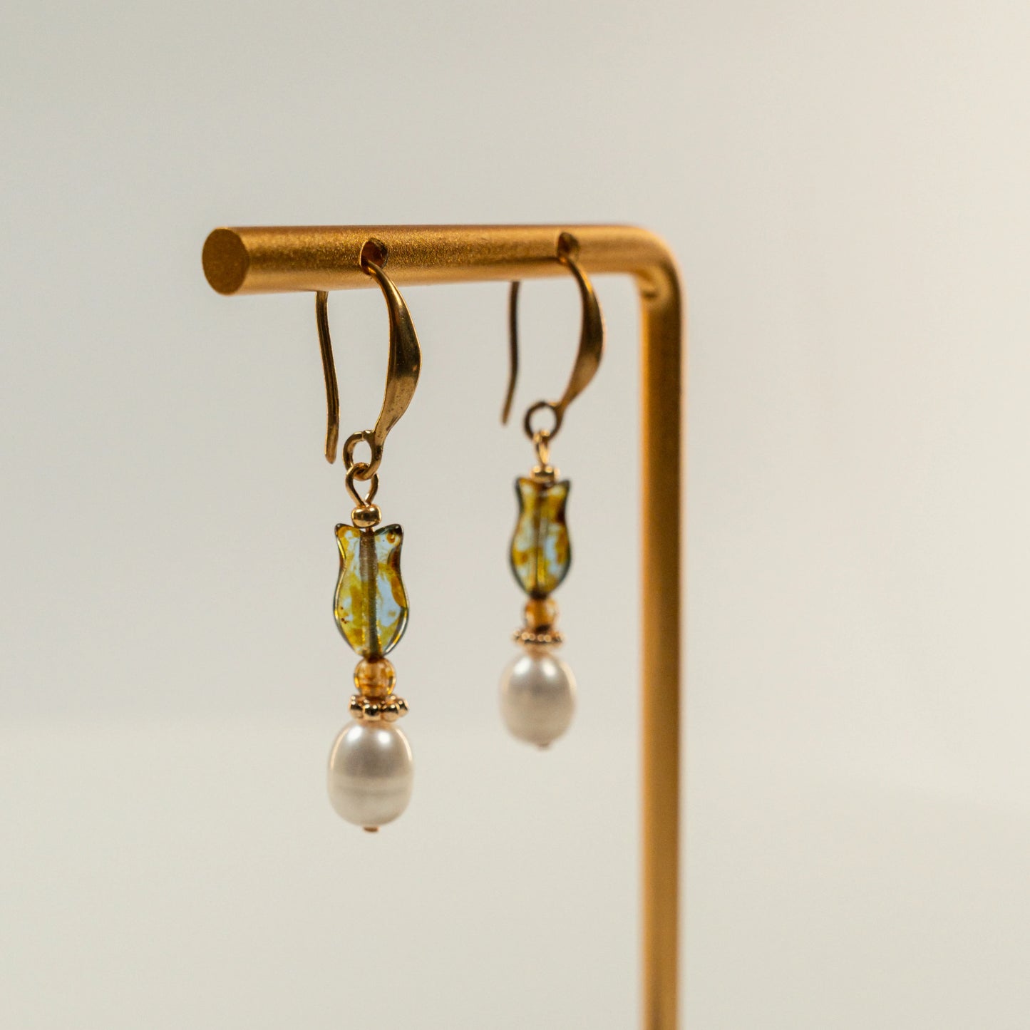 Parel oorbellen met visvormige kraal