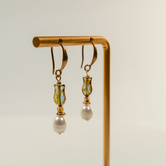 Parel oorbellen met visvormige kraal