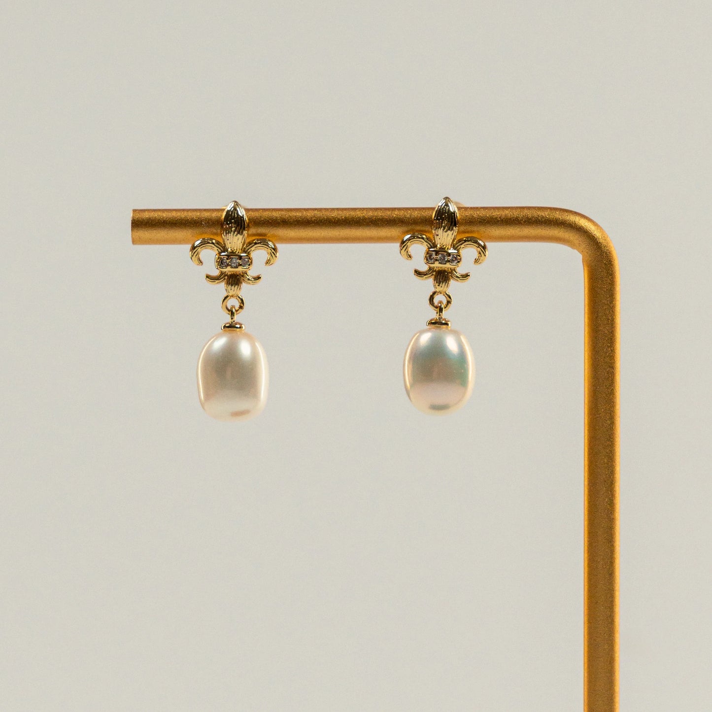 Parel oorbellen met irisvormige hanger