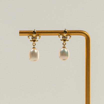 Parel oorbellen met irisvormige hanger