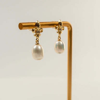 Parel oorbellen met irisvormige hanger