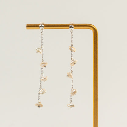 Oorbellen van zilver met parels en ketting, lelietje-van-dalen inspiratie