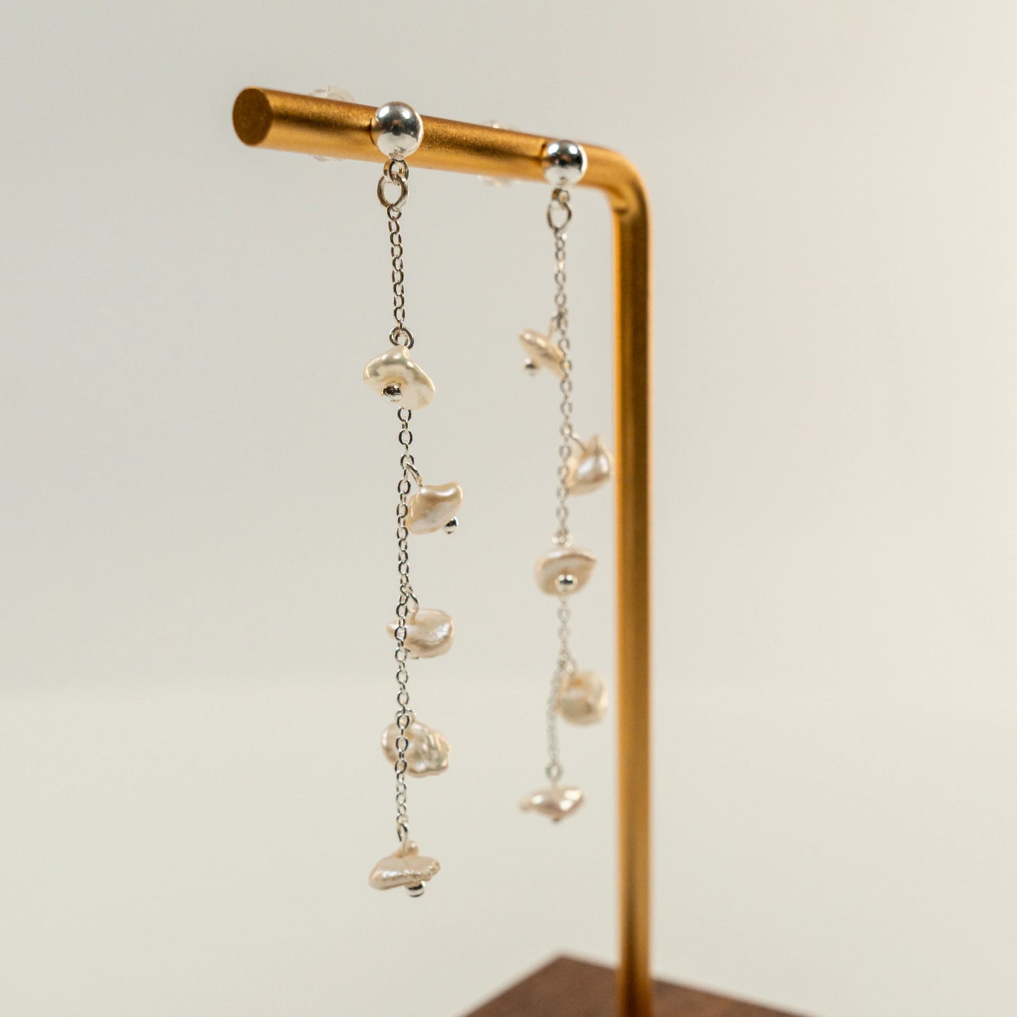 Oorbellen van zilver met parels en ketting, lelietje-van-dalen inspiratie