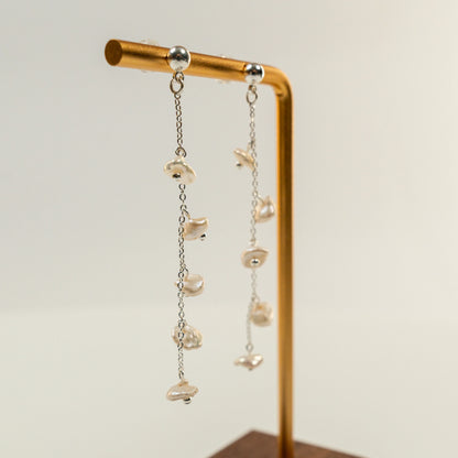 Oorbellen van zilver met parels en ketting, lelietje-van-dalen inspiratie