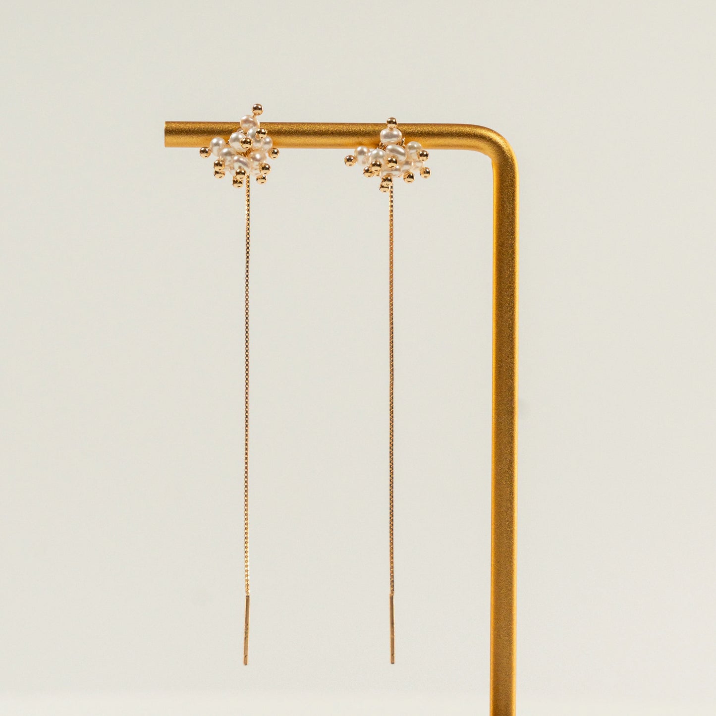 Threader oorbellen met hortensia-vormige parels