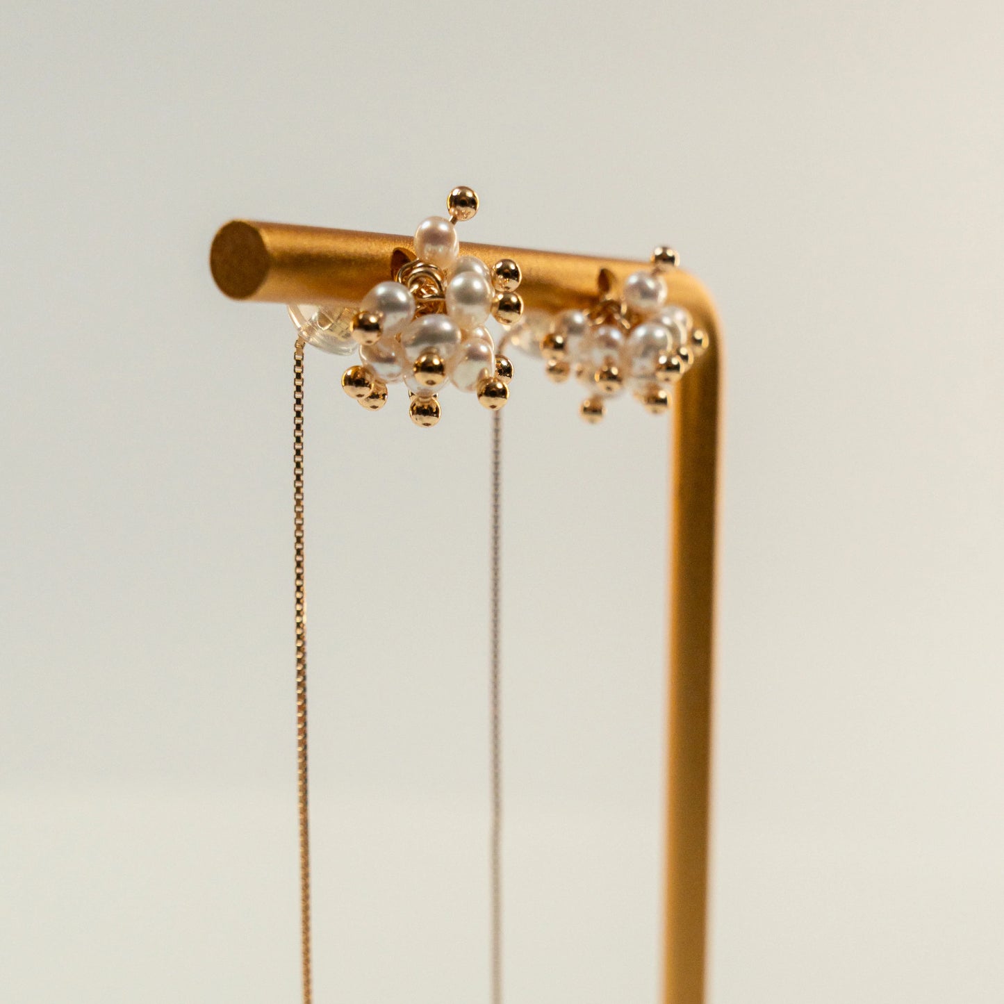 Threader oorbellen met hortensia-vormige parels