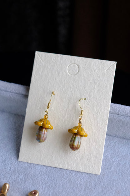 Paddenstoelvormige kralenoorbellen van Tsjechisch glas