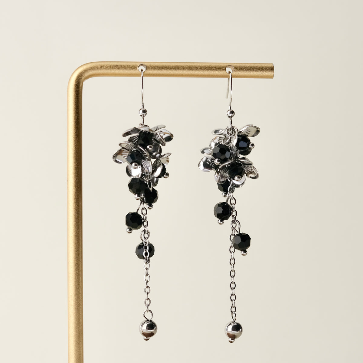 Black spinel flower long earrings