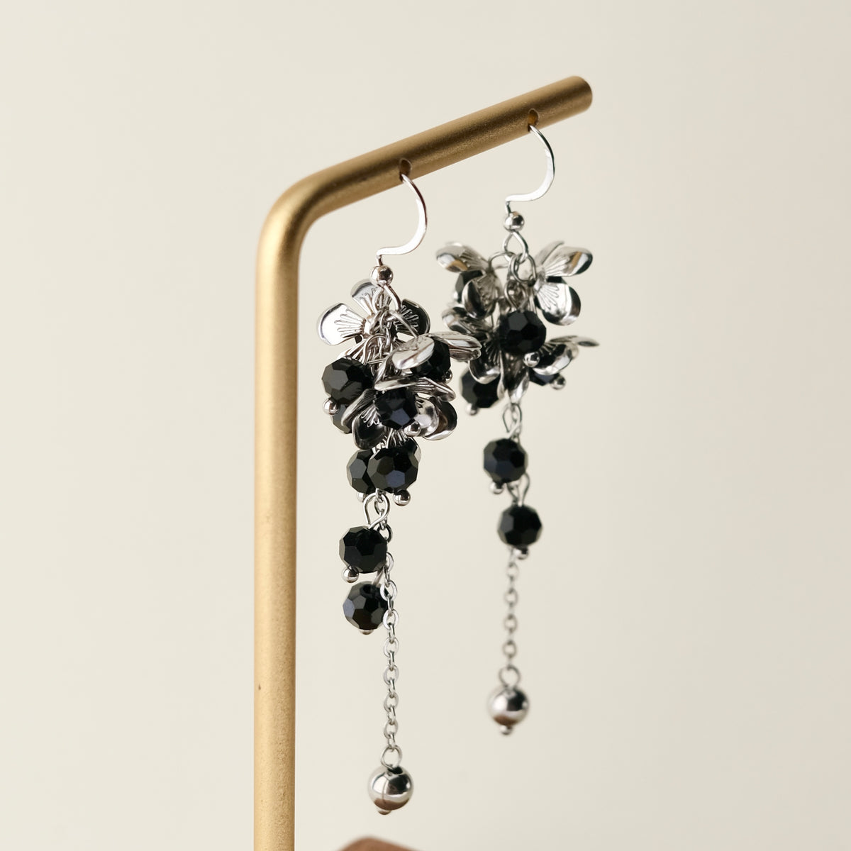 Black spinel flower long earrings