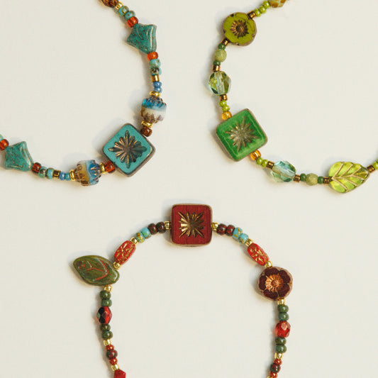 Set van drie handgemaakte kralenarmbanden in rood, turquoise en groen, van Tsjechisch glas