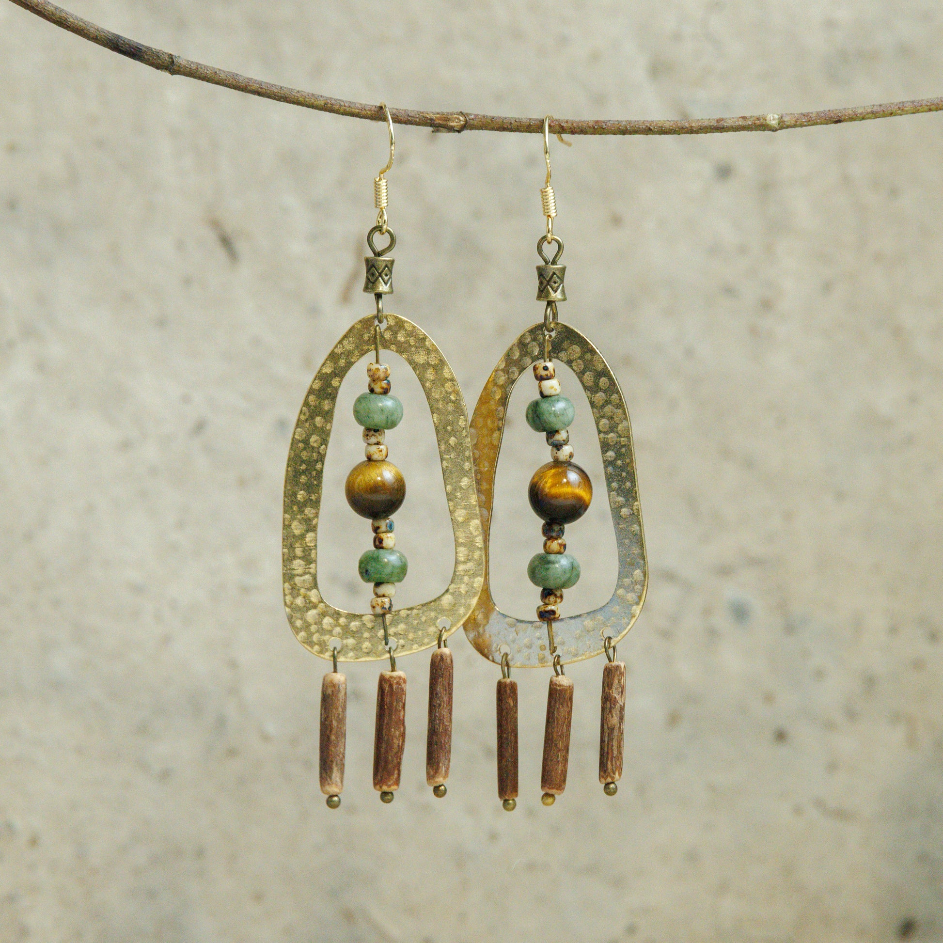 Handgemaakte oorbellen van messing, jade, tijgeroog en kokoshout – vooraanzicht