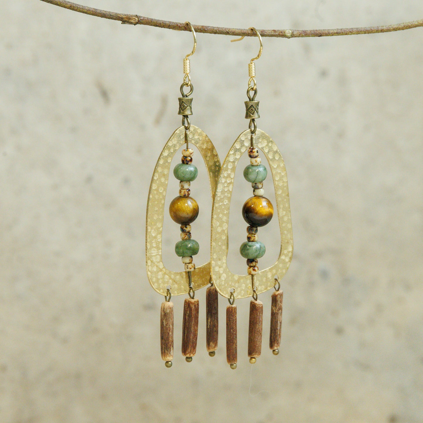 Aardse kralenoorbellen met natuurlijke stenen – zijaanzicht