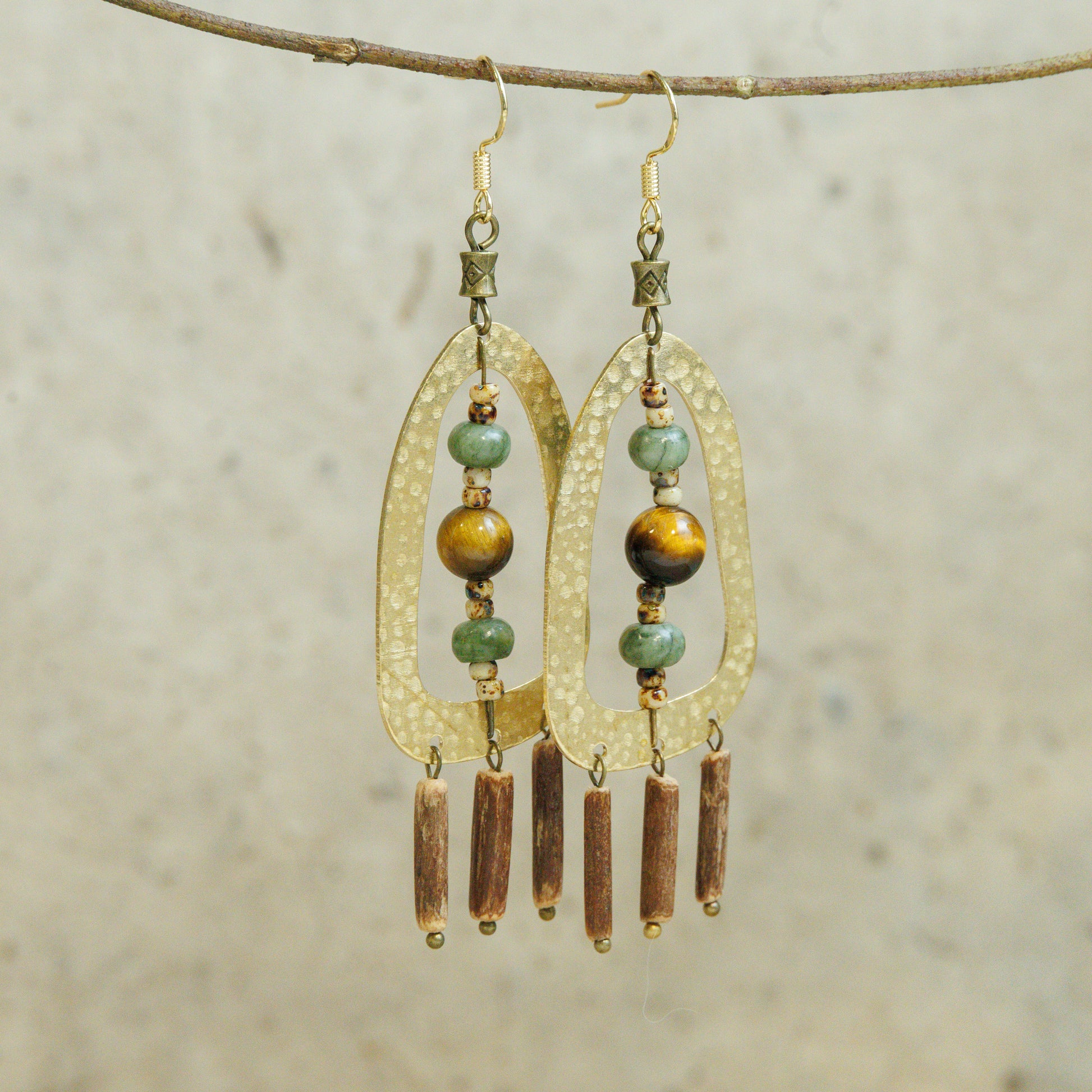 Aardse kralenoorbellen met natuurlijke stenen – zijaanzicht