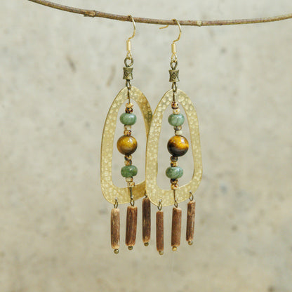 Aardse kralenoorbellen met natuurlijke stenen – zijaanzicht