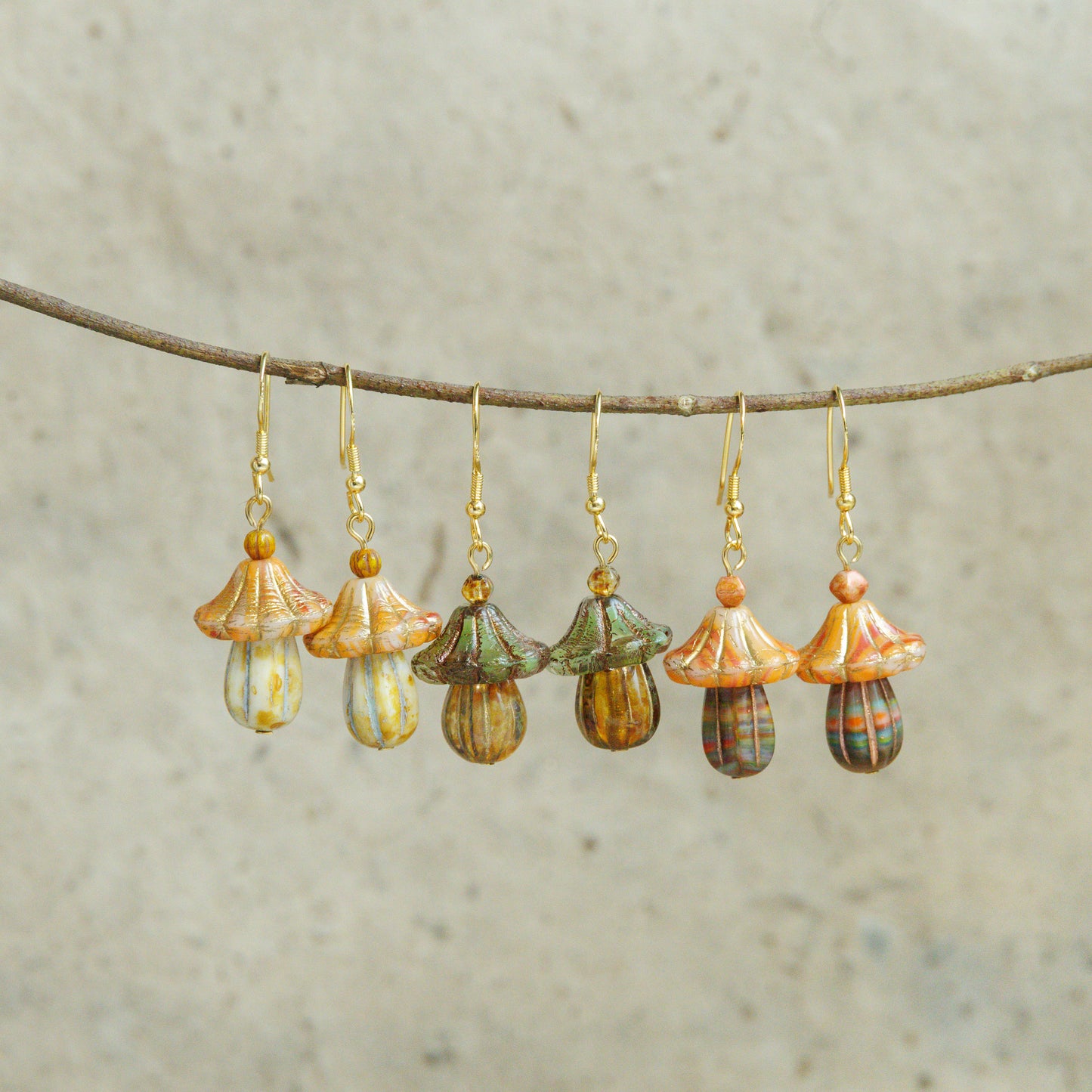 Paddenstoelvormige kraaltjes oorbellen van Tsjechisch glas, bos-geïnspireerd