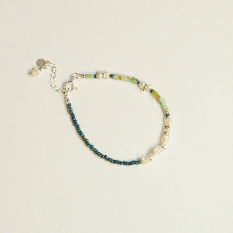 Handgemaakte parel kralenarmband met chrysoberyl, Tsjechisch glas en Thais zilver in asymmetrisch ontwerp.