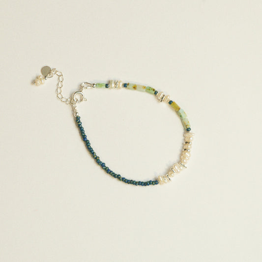 Handgemaakte parel kralenarmband met chrysoberyl, Tsjechisch glas en Thais zilver in asymmetrisch ontwerp.