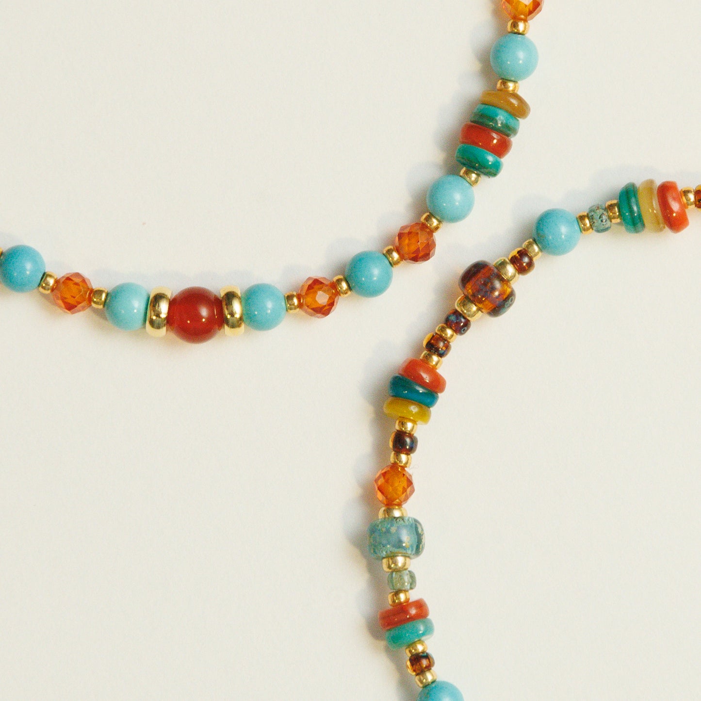 Detailopname van de kralenarmband met zirkonia en turkoois, met natuurlijke materialen uit de Silk Road-serie