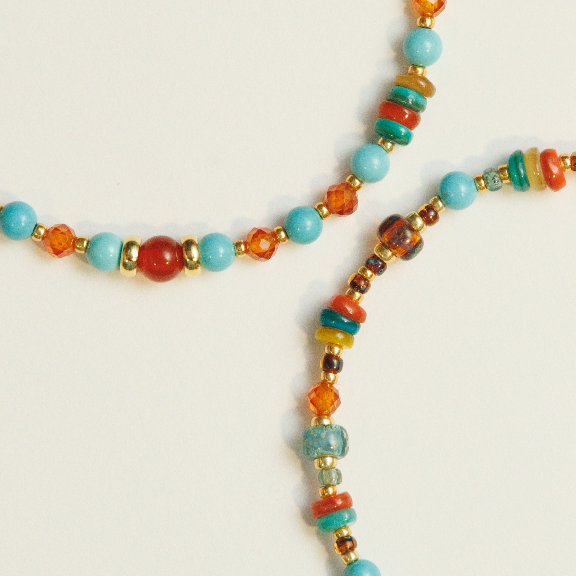 Detailopname van de kralenarmband met zirkonia en turkoois, met natuurlijke materialen uit de Silk Road-serie