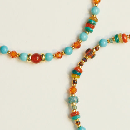 Detailopname van de kralenarmband met zirkonia en turkoois, met natuurlijke materialen uit de Silk Road-serie