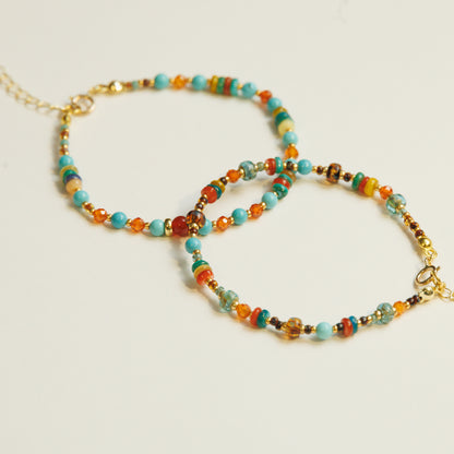 Turkoois zirkonia kralenarmband van Pamet gedragen aan de pols – handgemaakt sieraad met natuurlijke uitstraling